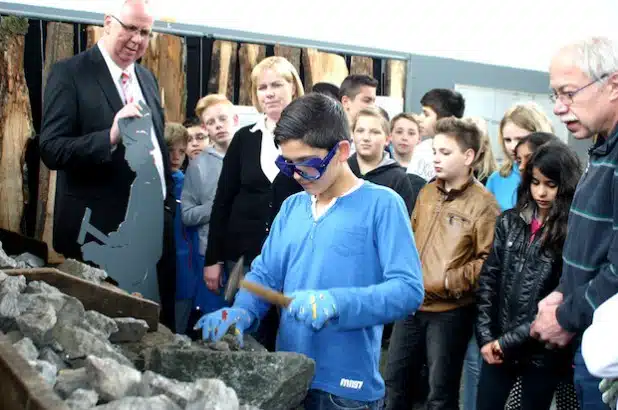 Bürgermeister Ralf Péus, Museumsleiterin Sandra Fischer und Mitarbeiter Peter Penkert ließen die Schüler aus Dillenburg ganz praktisch nachvollziehen, welche Arbeiten die Kinder im Bergbau verrichten mussten (Foto: Gemeinde Bestwig).