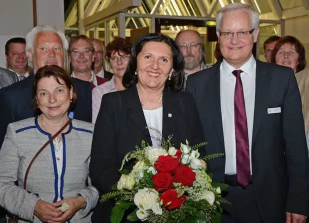 Landrätin Eva Irrgang nahm am Sonntagabend nach ihrem Wahlerfolg im Kreishaus Gratulationen entgegen (Foto: Judith Wedderwille/Kreis Soest).