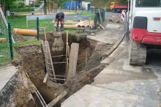 In der Niederdielfer Gartenstraße wird der Mischwasserkanal in offener Bauweise teilerneuert - Foto: Gemeinde Wilnsdorf