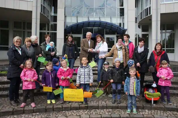 Die Übergabe der Protestpostkarten an Landrat Dr. Karl Schneider vor dem Kreishaus Meschede (Foto: Pressestelle HSK).