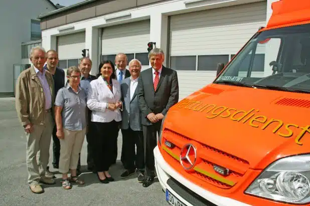 Über die Wiedereröffnung der Rettungswache Geseke freuten sich während der Feierstunde Landrätin Eva Irrgang (4. v.r.), Bürgermeister Franz Holtgrewe (2. v.r.), Dezernent Ralf Hellermann (3. v.r.) und Vizelandrat Dr. Günther Fiedler (r.) sowie die Kreistagsabgeordneten (v. l.) Karl-Heinz Wilmes, Thomas Kersting, Susanne Schulte-Döinghaus und Horst Schlitt (Foto: Paul Knierbein/Kreis Soest).