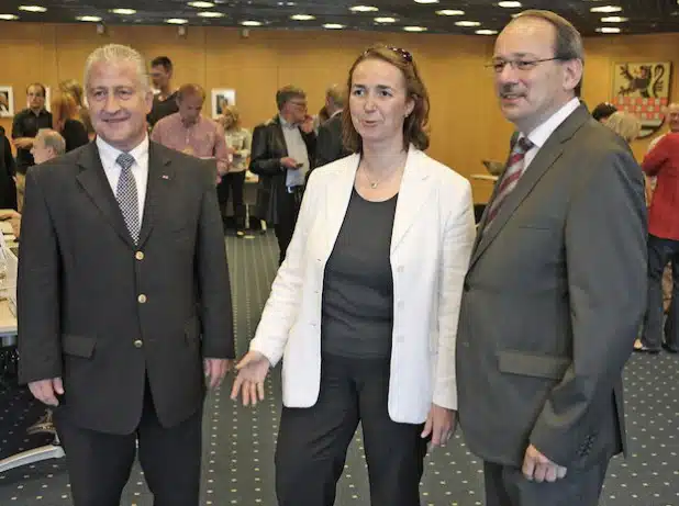 Verfolgten gespannt die Auszählung (von links): Lutz Vormann (SPD), Angela Freimuth (FDP) und Landrat Thomas Gemke (CDU) - Foto: Hendrik Klein/Märkischer Kreis.