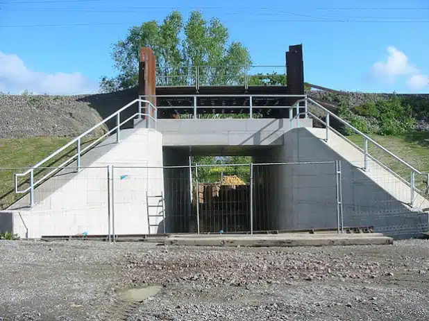 Der Bahndurchlass im Rahmen der Hochwasserschutzmaßnahmen für den Werler Ortsteil ist nahezu fertiggestellt (Foto: Stephan Streicher/Kreis Soest).