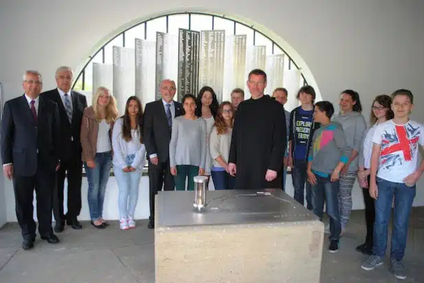 Mit einer Feierstunde auf dem Ehrenfriedhof Eversberg wurde das „Fenster der Erinnerung“ jetzt seiner Bestimmung übergeben (Foto: Stadt Meschede).