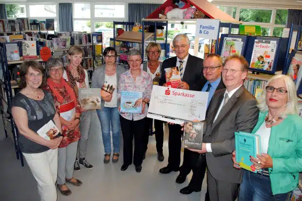 Unterstützung für Betroffene und Angehörige: Die Stadtbücherei hat ihren Bestand um zahlreiche Medien zum Themenkomplex „Demenz“ erweitert (Foto: Stadtbücherei Meschede).