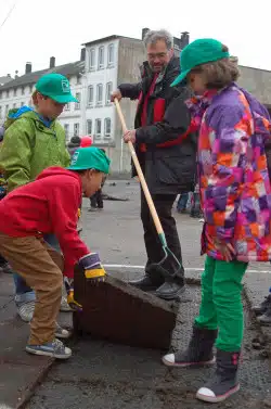 Schon beim ersten Spatenstich waren die Kinder enga-giert mit bei der Sache (Quelle: PSL).