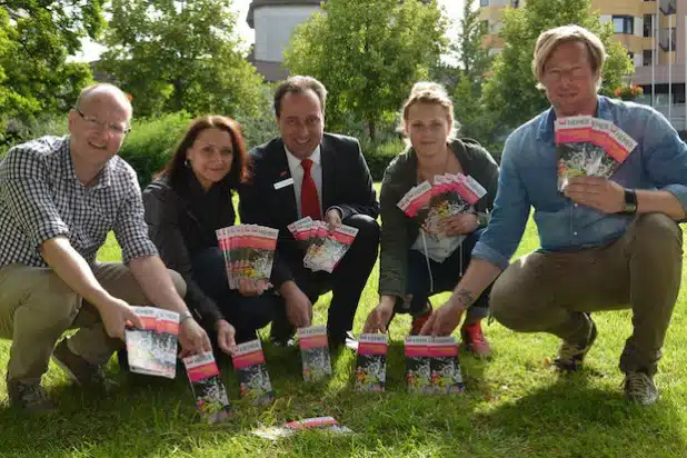 Präsentieren die „Ferien in Hemer“ (v.l.): BM Michael Esken, Claudia Grau (Jugendamt), Dr. Christian Wingendorf (Sparkasse Märkisches Sauerland), Luisa Köck (Praktikantin im Jugendamt) und Daniel Braun (Stadtjugendpfleger) - Foto: Stadt Hemer.