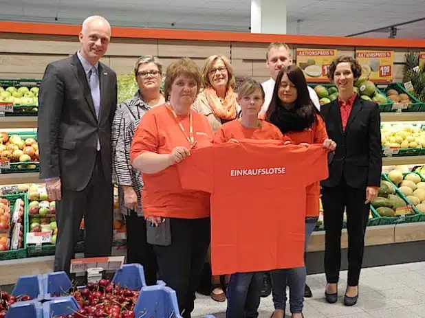 Seit heute im REWE:XL-Markt in Burbach immer dienstags und freitags im Einsatz: Einkaufslotsen, die beim Einkauf behilflich sind (Foto: Gemeinde Burbach).