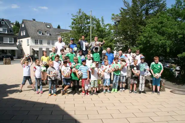 Fünf Mädchen und 36 Jungs werden die Spiele der deutschen Fußballnationalmannschaft in ihrem neuen DFB-Trikot vor dem Fernseher verfolgen. Das gab es jetzt bei der Aktion „Tausche Abfall gegen Fußball“, die in der Gemeinde Neunkirchen durchgeführt wurde (Foto: Gemeinde Neunkirchen).