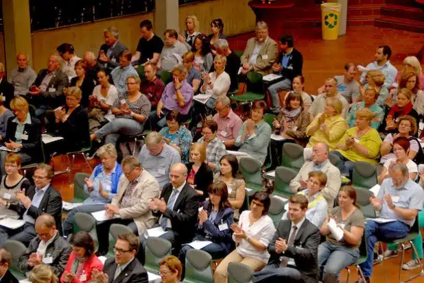 120 Experten aus Schulen, Kindertageseinrichtungen und Verwaltungen der Städte und Gemeinden des Kreises Soest brachten sich am Dienstag, 3. Juni 2014, im Börde-Berufskolleg in Soest bei der dritten Bildungskonferenz der Bildungsregion Kreis Soest ein (Foto: Wilhelm Müschenborn/Kreis Soest).