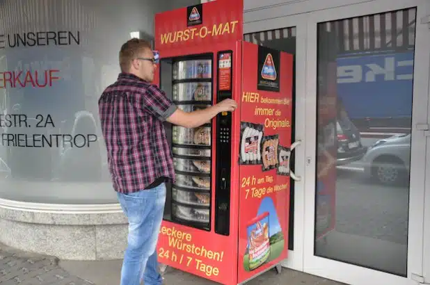 Der neue „Wurst-O-Mat“ an der Bamenohler Straße in Finnentrop bietet Würstchen-Genuss auf Knopfdruck – und das rund um die Uhr (Foto: Metten Fleischwaren GmbH & Co. KG).