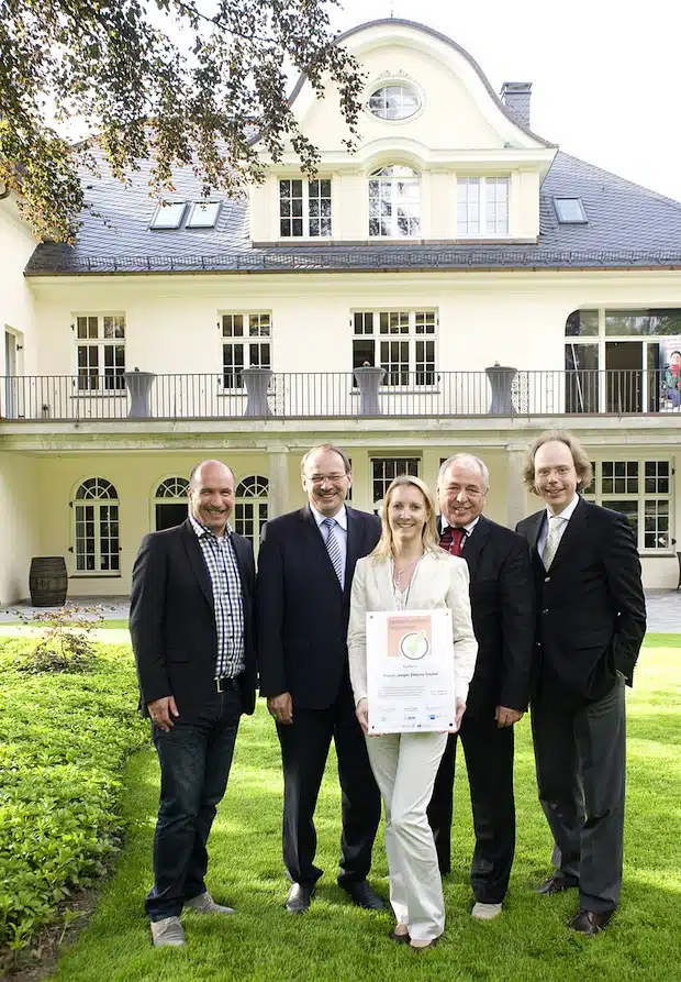 Nach der Verleihung des Zertifikates (v.l.n.r.): Kai-Uwe Glörfeld (Betriebsratsvorsitzender Busch-Jaeger), Thomas Gemke (Landrat des Märkischen Kreises), Britta Girard (HR Business Partner Busch-Jaeger), Jürgen Högener (Geschäftsführer Busch-Jaeger) und Karsten Adenauer (Personalleitung Busch-Jaeger) - Quelle: Sieger. Büro für Wirtschaftskommunikation.