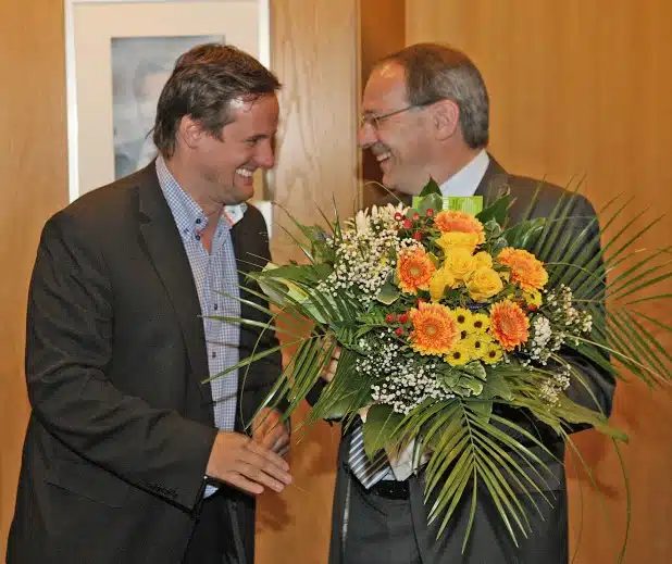 Blumen und Glückwunsch auch vom CDU-Kreisvorsitzenden Thorsten Schick (Foto: Hendrik Klein/Märkischer Kreis).