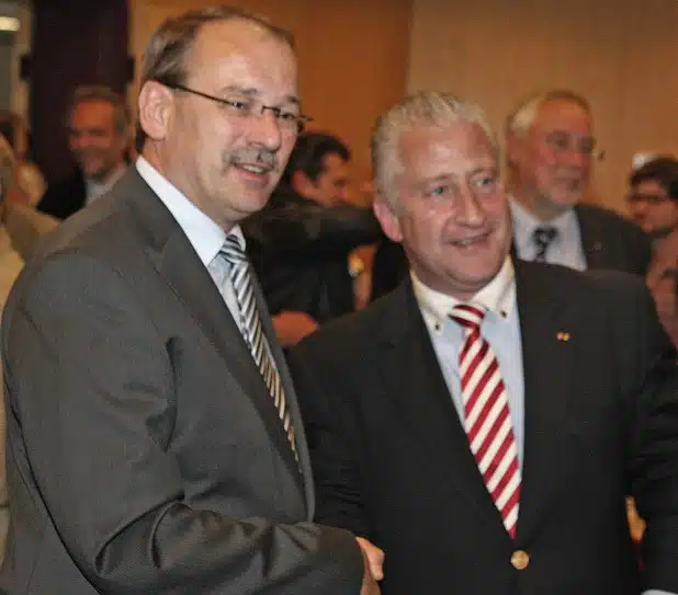 Herausforderer Lutz Vormann (rechts) gratuliert dem Wahlsieger Thomas Gemke (Foto: Hendrik Klein/Märkischer Kreis).