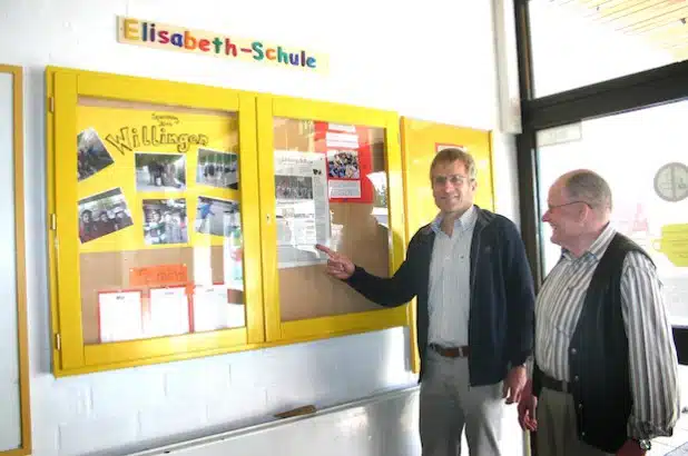 Schulleiter Klaus van der Straeten und der langjährige Fördervereinsvorsitzende Johann Wefelnberg blicken auch mit ein wenig Wehmut zurück auf die Aktivitäten im Schuljahr (Foto: Stadt Meschede).