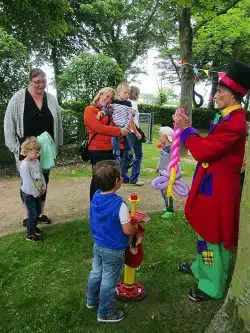 Die Luftballonkreationen von Stefano Monico faszinierten die Teilnehmer des Sommerfestes im „Zwergenland“ in Katrop (Foto: Heike Bitter/Kreis Soest).