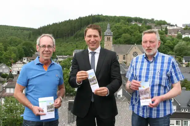 Heinz Werner Feuring, Bürgermeister Bernhard Baumann und Bernd Wilbert Müller stellten jetzt das Leitbild der Gemeinde Neunkirchen vor, das in Kürze als Flyer im Rathaus, im Bürgerbüro und in der Bibliothek, ausliegen soll (Foto: Gemeinde Neunkirchen).