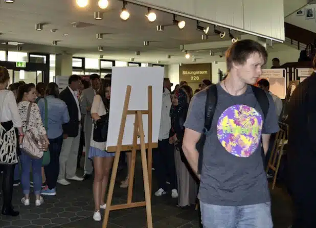 Die Ausstellung, die auch anlässlich der anstehenden Städtepartnerschaftsjubiläen gezeigt wird, ist bis einschließlich 1. Juli im Rathausfoyer zu sehen (Foto: Stadt Iserlohn).