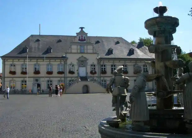 Das Rathaus mit dem Bürgerbrunnen (Foto: Stadt Lippstadt).