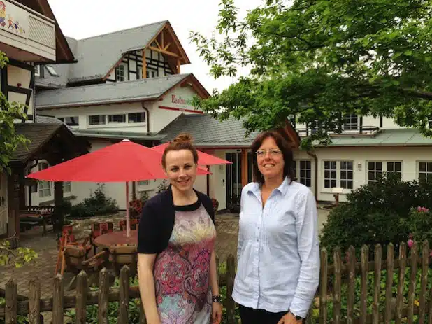 Für Daniela Tigges (l.), Inhaberin des Familotel Ebbinghof in Schmallenberg, waren ein Anbau und damit eine Erweiterung des Unternehmens Anlass, auf „unternehmensWert: Mensch“ zurückzugreifen. Sie berichtete Ursula Rode-Schäffer, Geschäftsführerin der Regionalagentur Hellweg-Hochsauerland, dass mit der Beratung auch ein langgehegter Wunsch umgesetzt und im Herbst 2013 die Ebbinghof-Akademie gegründet worden sei (Foto: Familotel Ebbinghof).