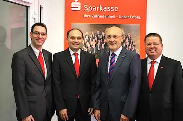 Die Sparkassenvorstände Frank Nennstiel (links) und Dirk Atteln (rechts) begrüßen gemeinsam mit Bürgermeister Dietmar Heß Herrn Dirk Vollmer (2ter von links) im Vorstand der Sparkasse Finnentrop (Foto: Sparkasse Finnentrop).