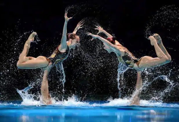 Das gekürte „Sportfoto des Jahres“ stammt vom freien Fotografen Matthias Hangst (35) aus Karlsruhe und trägt den Titel „Wasserstand“. Es entstand am 26. Juli 2013 bei den Schwimm-Weltmeisterschaften in Barcelona. Das russische Synchron-Team holte die Goldmedaille in der Disziplin „Team Free“ (Bild ausschließlich zur redaktionellen Nutzung im Zusammenhang mit dem „Sportfoto des Jahres“ unter Angabe von Quelle und Urheber). Foto: Wettbewerb „Das Sportfoto des Jahres“/Matthias Hangst