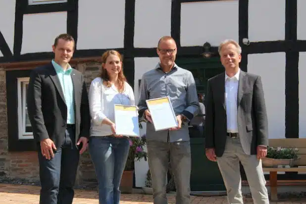 Der Beigeordnete der Hansestadt Attendorn Carsten Graumann (rechts) überreichte Gottfried Belke (2. von rechts) im Beisein von Amtsleiter Frank Burghaus und Anna Schulte (von links) vom Stadtmarketing & Tourismus die zwei Urkunden mit jeweils drei Wertungssternen des Deutschen Tourismusverbandes für die beiden liebevoll restaurierten Ferienwohnungen auf dem Hof „Bergidyll“ im Attendorner Ortsteil Bürberg (Foto: Hansestadt Attendorn).