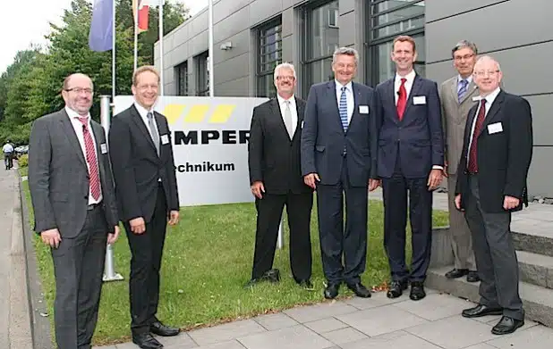 Von links nach rechts: Wolfgang Strasser (@-yet GmbH), Jörn Lehmann (Plattform Industrie 4.0), Ferdinand Hasse (Phoenix Contact GmbH & Co. KG), Axel Barten (Vizepräsident der IHK Siegen), Prof. Dr. Günther Schuh (Werkzeugmaschinenlabor WZL der RWTH Aachen), Dr. Roland Blumenthal (Gebr. Kemper GmbH + Co. KG) und Hans-Jürgen Alt (ProduktionNRW, VDMA) - Quelle: Industrie- und Handelskammer Siegen.