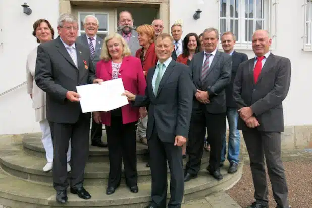 erste Reihe von links, Theo Disselhoff, Karin Disselhoff, Regierungsvizepräsident Volker Milk mit weiteren Gästen der Ordensverleihung (Foto: Bezirksregierung Arnsberg).