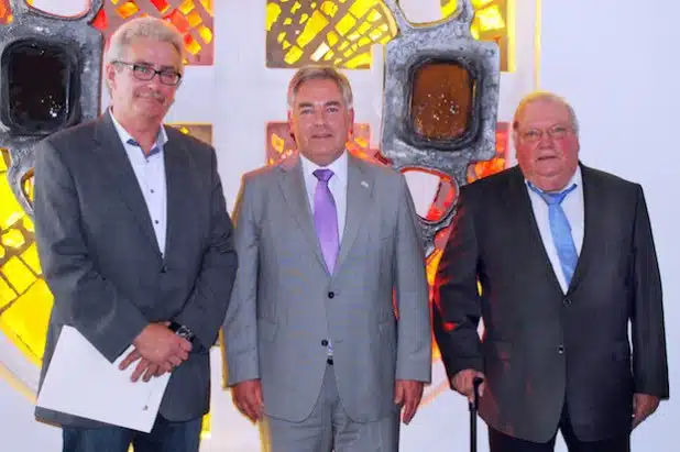 Bürgermeister Wolfgang Fischer verabschiedete Willi Judith (re.) und Heinz Potthoff (li.) aus ihren Ämtern als Ortsvorsteher (Foto: Stadt Olsberg).