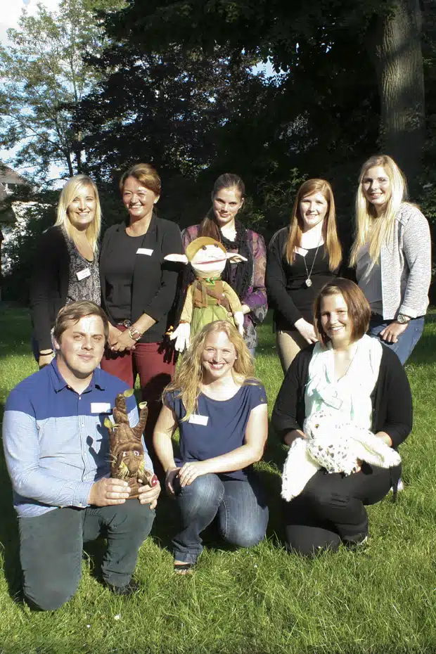 Das Zaubergarten-Team freut sich auf den Start im August (stehend v.l.): Liesa Müer, Teresa Paszek, Vanessa Sparenberg, Christina Kottlors, Davina Rankin sowie hockend (v.l.) Jonas Stieglitz (stellvertretender Leiter), Manuela Jürgen-Schellert (Leiterin) und Nina Stracke (stellvertretende Leiterin) - Foto: Stadt Hemer.