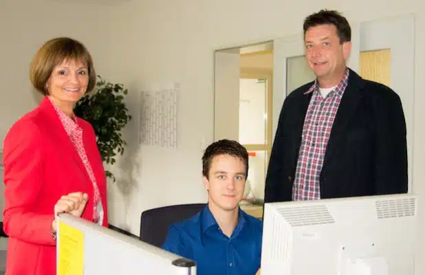 Malermeister und Schützenmajor Peter Liese (rechts) und Dr. Bettina Wolf unterstützen Sascha Eich bei seiner Jobsuche (Foto: Agentur für Arbeit Siegen).