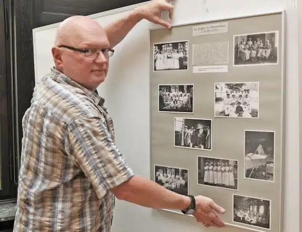  Diplom-Kreisarchivar Ulrich Biroth baut die Ausstellung auf (Foto: Hendrik Klein/Märkischer Kreis).