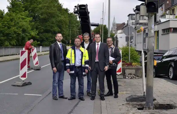 Erläuterten bei einem Pressetermin die Ausbaupläne am Lennedamm (v.l.): Städtischer Projektleiter Thorsten Grote, Heitkamp-Oberbauleiter Stefan Hagedorn, Andreas Jaeckel von der städtischen Abteilung Straßen und Brücken, Mike Janke, Leiter des Ressorts Planen, Bauen, Umwelt- und Klimaschutz, sowie Dirk Wiegand, Leiter der Abteilung Straßen und Brücken (Foto: Stadt Iserlohn).