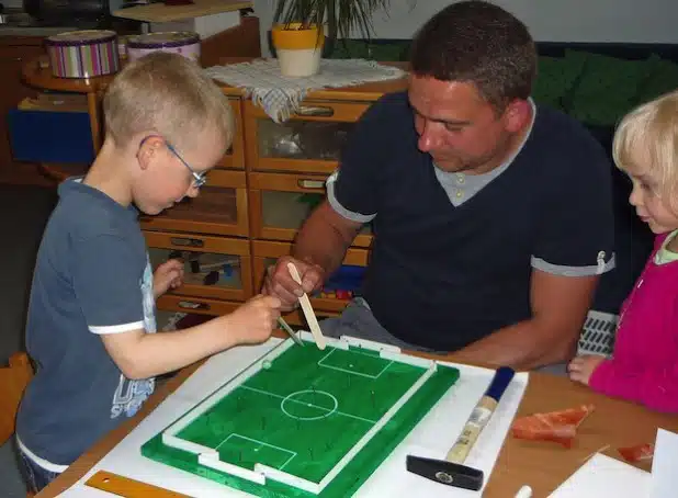  "Tor, Tor, Tor" – Mit dem eigens entworfenen Tischfußballspiel können die Nachwuchskicker Spiele der Nationalmannschaft Zuhause nachspielen (Foto: Stadt Lippstadt).