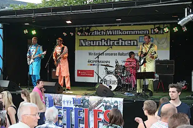 Mehr als 500 Besucher kamen am vergangenen Donnerstag zur Auftaktveranstaltung von „Neunkirchen live“ auf den Rathausplatz nach Neunkirchen, um dort die neue die neue Beatles Coverband zu sehen. „The Peteles” glänzten mit einem virtuosen  Auftritt und begeisterten mit ihrem stilechten Outfit (Foto: Gemeinde Neunkirchen).