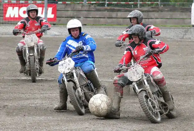 Kampf um den Ball beim 2:9-Hinspielsieg der Tornados (Quelle: Sebastian Schmiedel/MSF Tornado Kierspe e.V.).