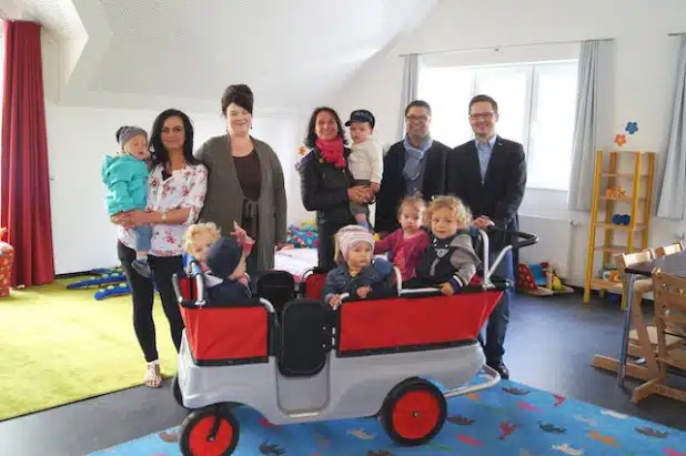 v.l. Maxy Katharina Rycko und Katharina Döring werden als examinierte Erzieherinnen die Kinder in der DRK-Großtagespflege Winterberg betreuen. Anke Schmidt, Leiterin des DRK-Familienzentrums Winterberg wird sie begleiten. Rene Teich, Geschäftsführer DRK-Brilon Sozialdienste gGmbH und Thorsten Rediger, Geschäftsführer des DRK Kreisverbandes Brilon e.V. gratulieren zur Eröffnung. Foto: DRK Brilon, Christiane Rummel 