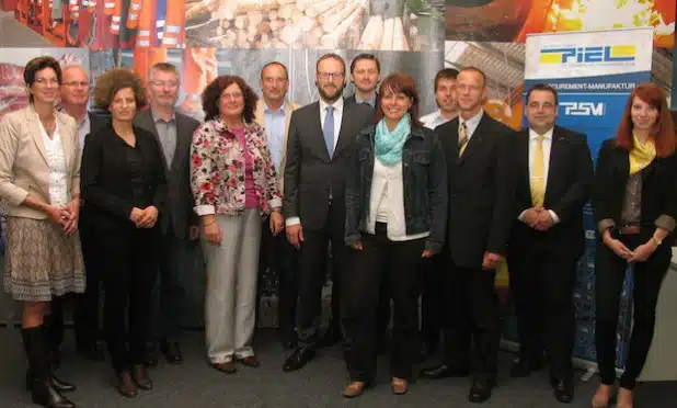 Frau Kirsten Tischer (li.) von der Kreiswirtschaftsförderung und Dr. Ingo Lübben (mi.) von der Wirtschaftsförderung Lippstadt luden die Aktiven des Netzwerkes zu einem ersten Treffen bei der Fa. Piel GmbH in Soest ein (Foto: Stadt Lippstadt).