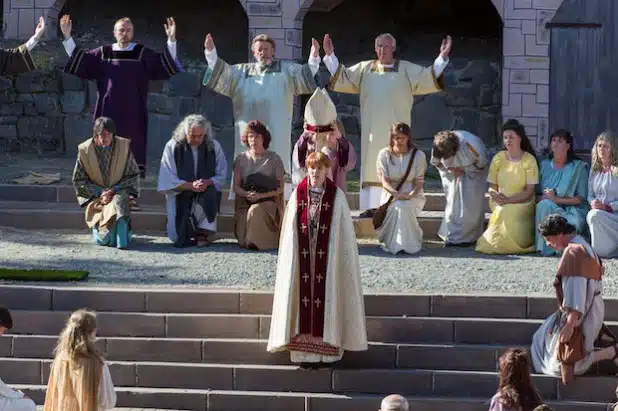 Johanna von Ingelheim wird als „Johannes Anglicus“ zum Papst gekrönt (Foto: Freilichtbühne Hallenberg e.V.).