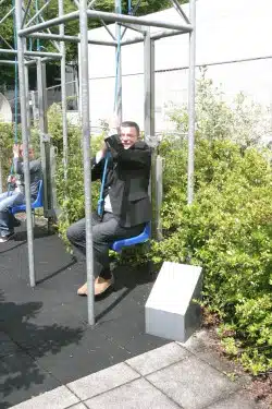 Ratibors Landrat Adam Haiduk folgte in der Phänomenta dem Spieltrieb (Foto: Erkens/Märkischer Kreis).