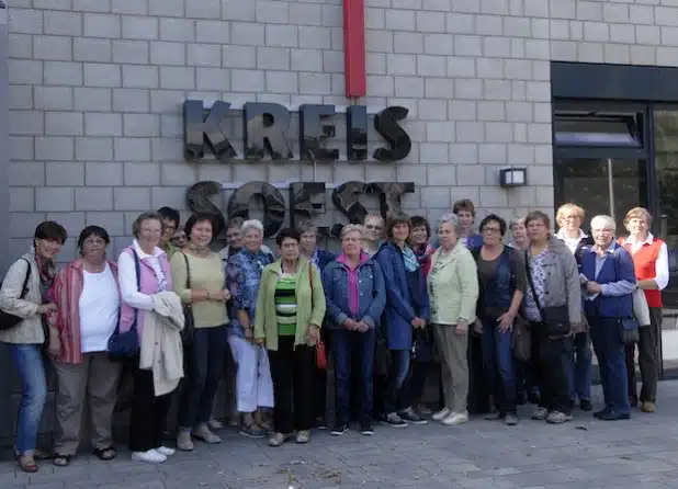 Beim Besuch des Rettungszentrums zeigten sich die Landfrauen Borgeln sehr interessiert und waren von der Größe des Gebäudes sowie von seiner Ausstattung beeindruckt (Foto: Franca Großevollmer/Kreis Soest).