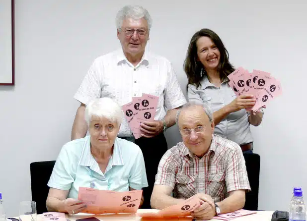 Stellten den Flyer zur Seniorenbeiratswahl bei einem Pressegespräch vor: Beiratsmitglied Herbert Hahner und Beirats-Geschäftsführerin Sabine Meyer (beide stehend) sowie Ursula Buddruweit, stellvertretendes Mitglied, und Beiratsvorsitzender Dr. Holm Roch (Foto: Stadt Iserlohn).