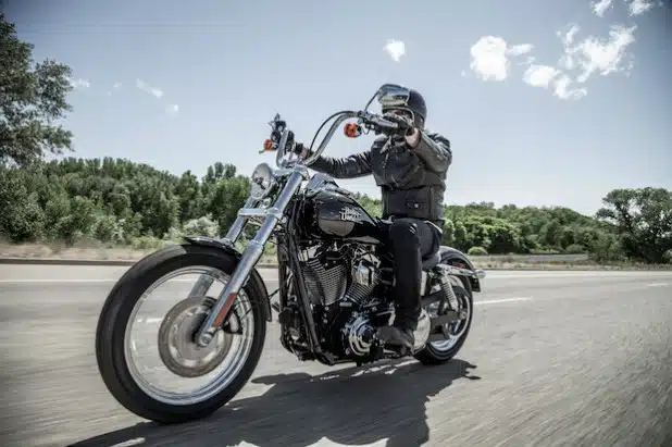 Basisfahrzeug der Aktion 2014/15: Harley-Davidson Street Bob. Dieses Modell wird von Thunderbike in ein Unikat verwandelt, das verlost wird (Quelle: DRK-Kinderklinik Siegen gGmbH).