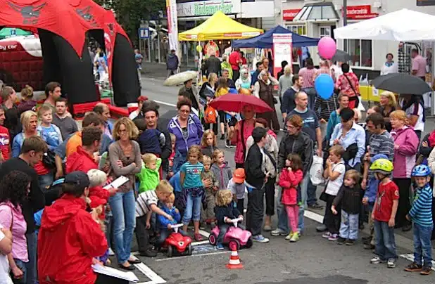 Wieder zu gewinnen: Der Bobby-Car-Schatzpokal (Foto: Stadt Lennestadt).