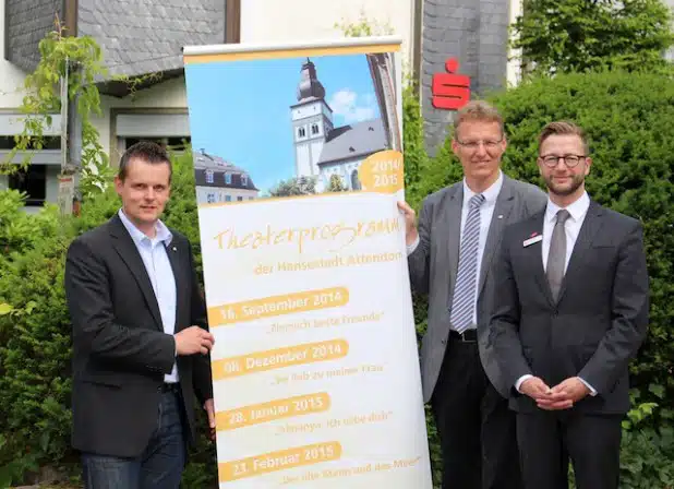 (v.l.n.r.) Frank Burghaus, Leiter des Kulturamtes, Dezernent Klaus Hesener und Heinz-Jörg Reichmann, Vorstandsvorsitzender der Sparkasse Attendorn-Lennestadt-Kirchhundem präsentieren das Theaterprogramm der Hansestadt Attendorn.