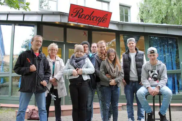 Gemeinsam werben Jugendliche, Rockcafé-Team und die Stadt Meschede für eine verantwortungsvolle Nutzung von Streetbasketball-Feld und Freizeitgelände (Foto: Stadt Meschede).