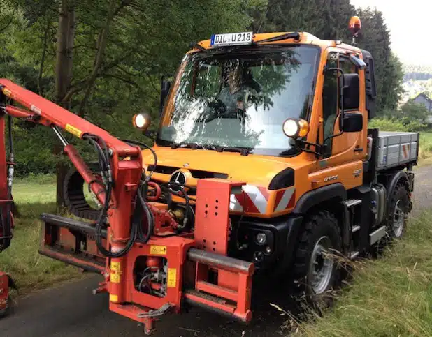 Ein neuer Unimog unterstützt die Mitarbeiter des Burbacher Bauhofs bei ihren Aufgaben (Foto: Gemeinde Burbach).