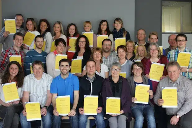 Am Samstagabend nahmen die Lehrerinnen und Lehrer der Gemeinschaftsschule  Burbach stolz und zufrieden ihre Zertifikate entgegen (Foto: Gemeinde Burbach).