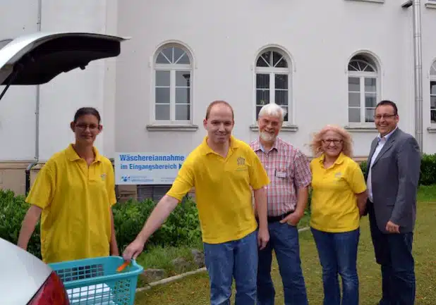 Die Iserlohner Werkstätten und das Seniorenzentrum Waldstadt Iserlohn arbeiten Hand in Hand, so gibt es seit einiger Zeit eine Wäschereiannahme im SWI, an der jeder Bürger unkompliziert seine (schmutzige) Wäsche zum waschen und bügeln abgeben kann (Foto: Diakonie Mark-Ruhr gemeinnützige GmbH).